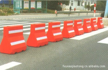 【塑料隔離墩小水馬 貼箭頭膜 道路施工專用水馬 安全墩 灌水式水馬】價(jià)格,廠家,圖片,路障,天臺(tái)縣富元交通設(shè)施廠-
