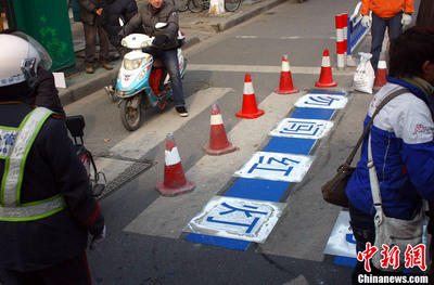 江蘇南通斑馬線上噴涂人性化交通標(biāo)識(shí)-中新網(wǎng)