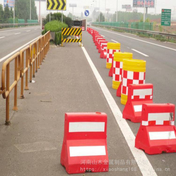 河南山木生產(chǎn)水馬圍擋護(hù)欄 公路臨時交通隔離管制設(shè)施 注水塑料圍擋